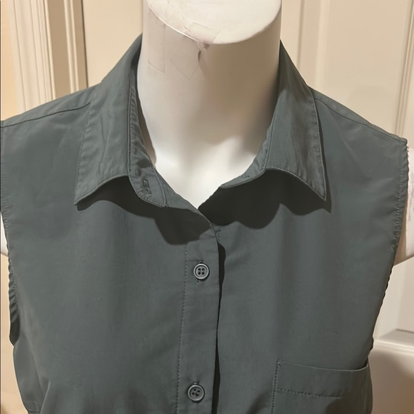 Gaiam On the Move Sleeveless Button-Up Top - Dark Gray/green. Size M. - Picture 2 of 10